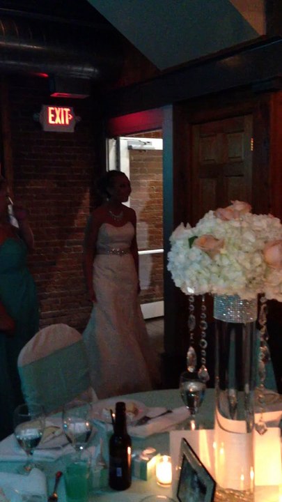 Un paraplégique se lève pour danser à son mariage