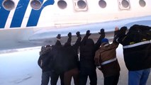 Des passagers poussent leur avion sur la glace en Sibérie