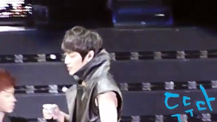 110402 BEAST Fanmeeting Dujun's kiss