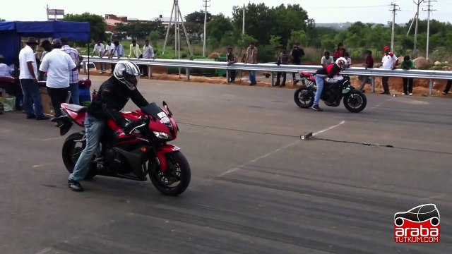 Honda CBR 600RR vs Yamaha R6 - Araba Tutkum
