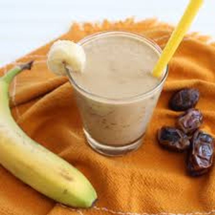 BANAN AND DATE SMOOTHIE