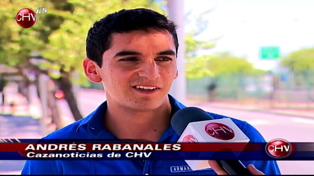 Motociclista casi graba su propio choque en medio de autopista - CHV Noticias