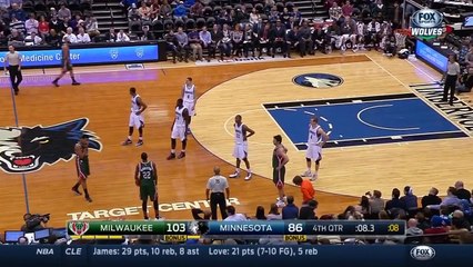Jabari Parker prend un énorme vent de l'arbitre