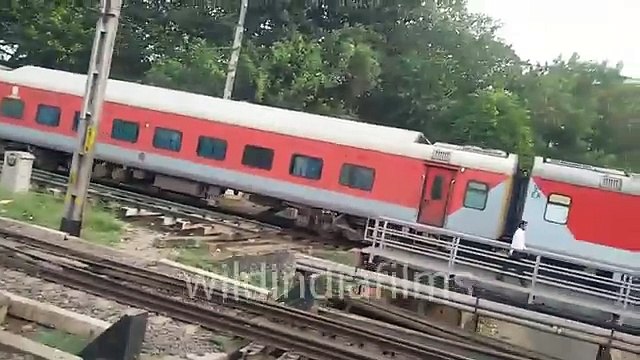 Fastest train in India Rajdhani express- at DUMDUM stn- amazing to Kolkata Rajdhani express