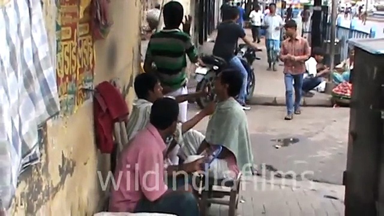 Indian Barber Shave 10 rupee only in Kolkata Roadside By wildindiafilms
