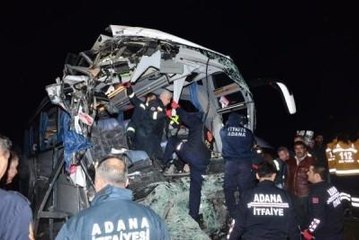 Adana'da Yolcu Otobüsü, TIR'a Çarptı: 2 Ölü, 12 Yaralı