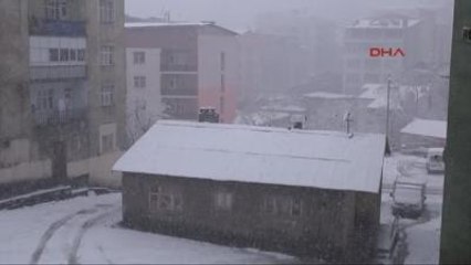 Hakkari'de Kar Yolları Kapattı