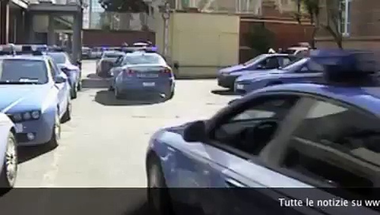 Scappa alla vista della volante, rocambolesco inseguimento. Poi la denuncia