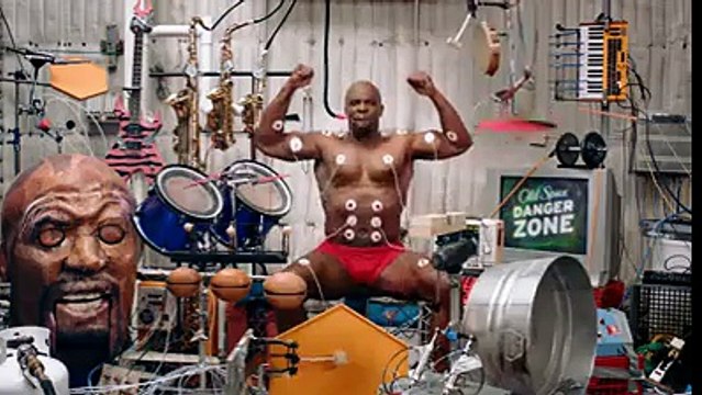 Terry Crews déjanté et au top, joue de la batterie pour Old Spice