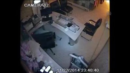 Rize'de Hırsızlık Şüphelisi, Güvenlik Kamerasına Yakalandı