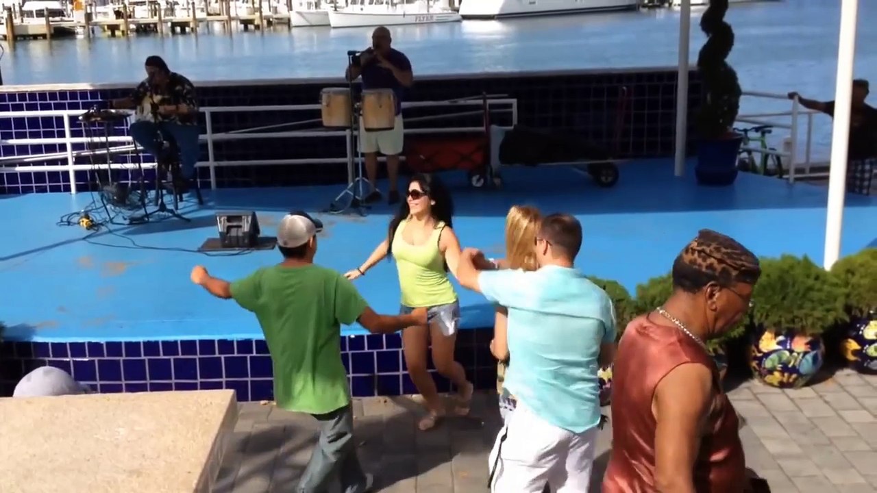 Elle refuse de danser et provoque une bagarre