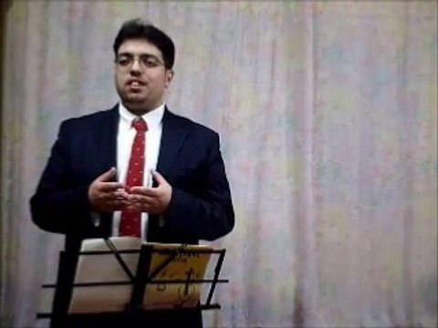 محمد القطري على المسرح يغني - حتى لو