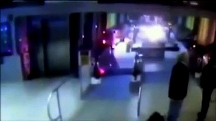 Chicago : un train sort du quai et monte les escalators