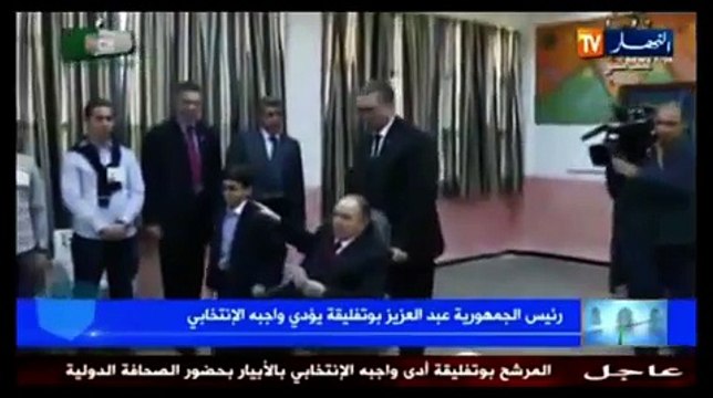 Bouteflika vote en fauteuil roulant
