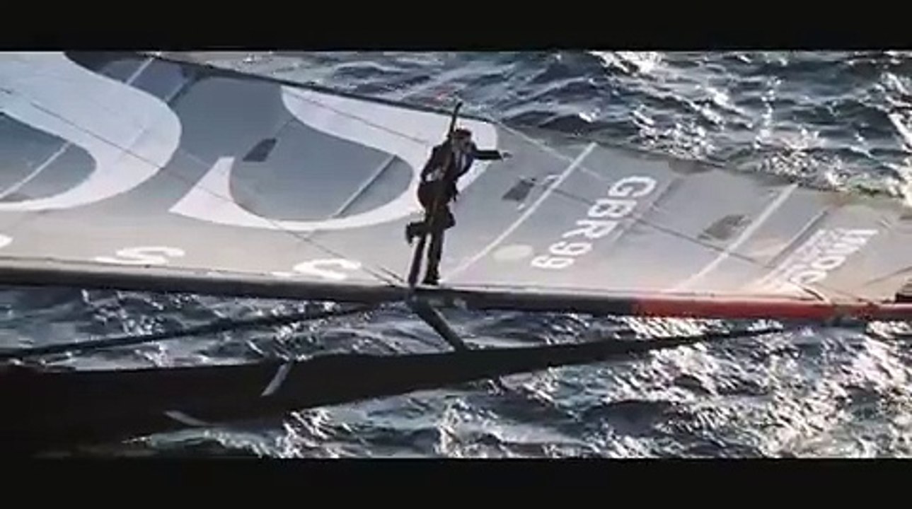 Voile : quand Alex Thomson escalade le mât de son voilier en pleine mer !