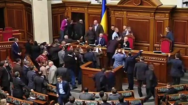Ukraine : les députés se battent au Parlement à Kiev