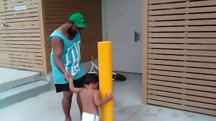 Un skateboarder de 2 ans montre de quoi il est capable