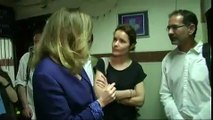 Valérie Trierweiler visite un hôpital de Bombay