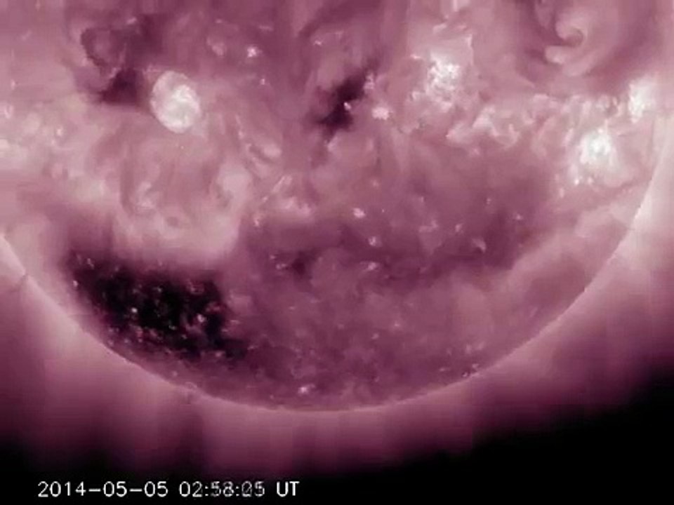 Un trou noir carré dans le soleil