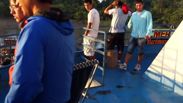 Perou-Amazonie: Bateau taxi, des passagers nous quittent
