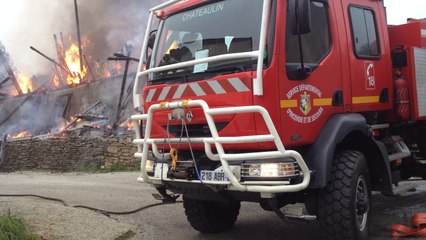 Un hangar en flammes