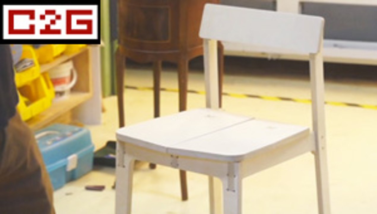 Il a téléchargé une chaise