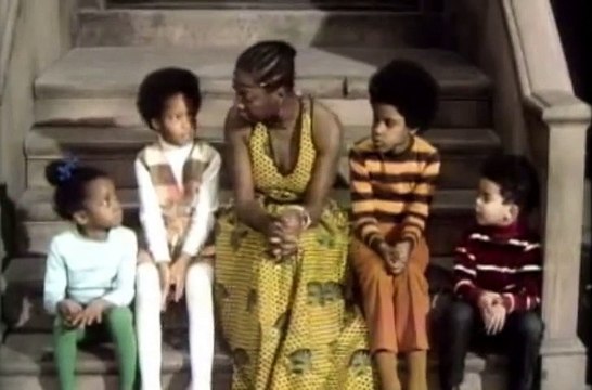 Nina Simone chante To Be Young, Gifted and Black dans Sesame Street