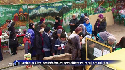 A Kiev, des bénévoles accueillent ceux qui ont fui l'Est