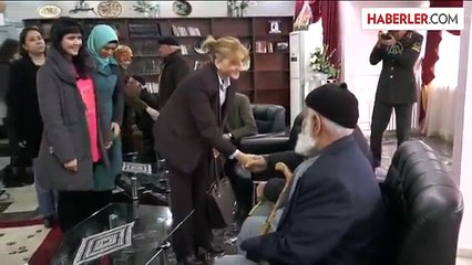 Asker Eşlerinden Yaşlılara Ziyaret