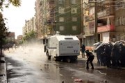 Diyarbakır'da Polise 5 Noktada Eş Zamanlı Silahlı ve Bombalı Saldırı