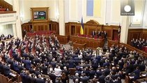 Верховная Рада Украины обещает бороться с коррупцией и надеется на мир