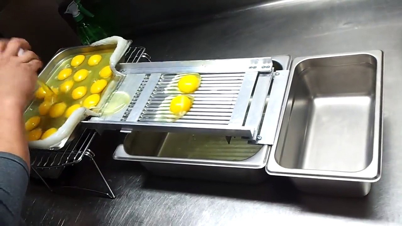 How to separate the egg white and yellow