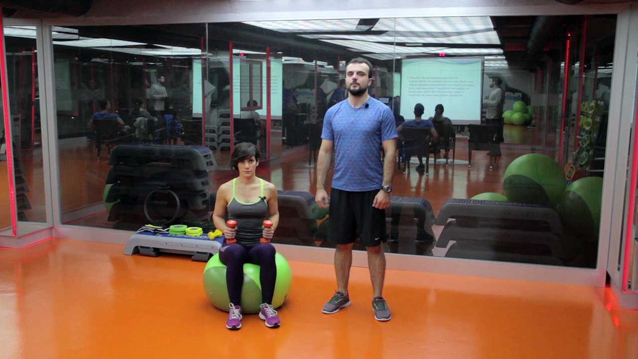 Omuz Kaslarını Çalıştırmak için "Swissball Seated Dumbell Lateral Raises" - Her Yerde Spor