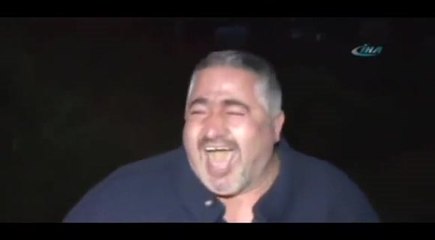 Aracı Suya Gömüldüğü İçin Gülme Krizine Giren Adam