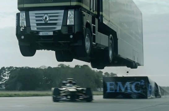 F1 Aracının Üstünden Atlayan Tır