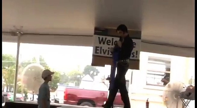 Lou Jordan sings Suspicious Minds at Elvis Week 2007 video