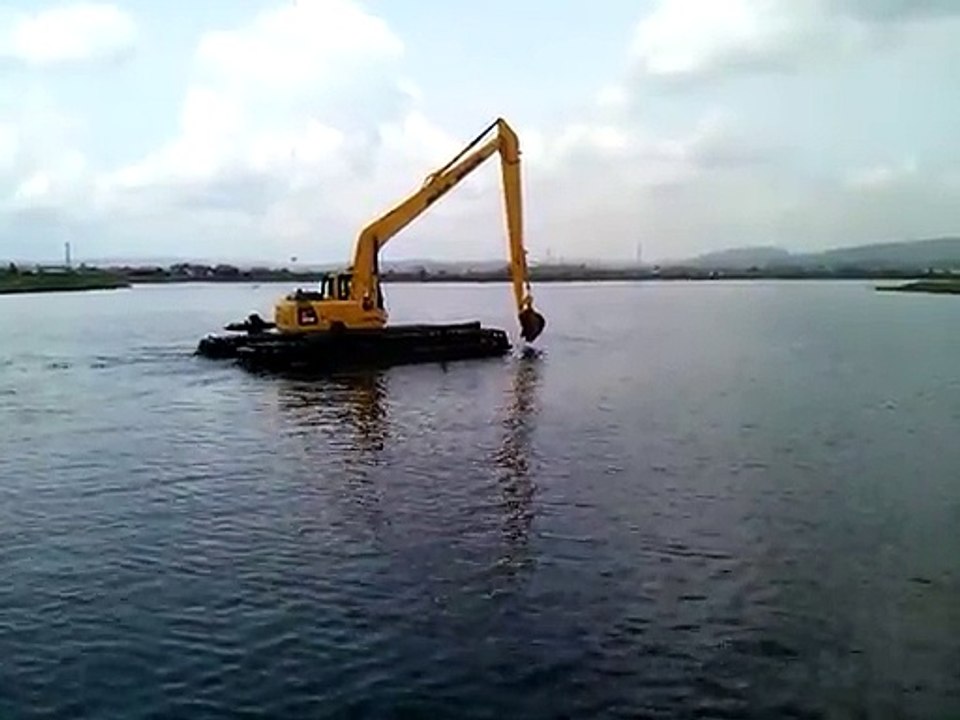 floating excavator amphibious swamp Komatsu PC200 8 SLF di Sangatta Kalimantan (part 3)