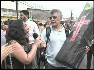 Professores protestam em frente a Câmara Municipal.