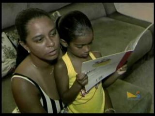 Mãe moderna divide tempo entre casa, trabalho e filhos