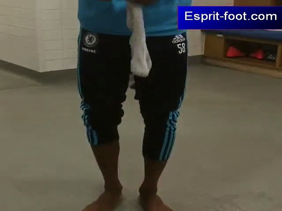 Le jeune joueur Charly Musonda Jr jongle avec des chaussettes !