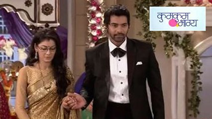Abhi Holds Pragya Hand In Kumkum Bhagya | Zee Tv