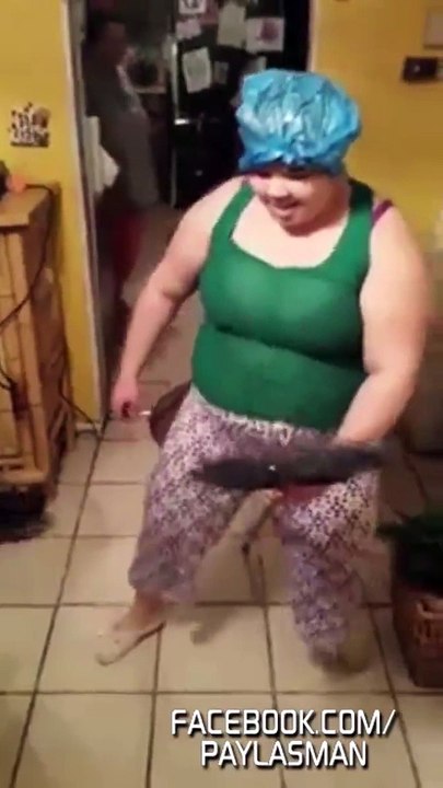 Temizlikten Sıkılıp Kendini Dansa Veren Kız