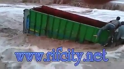 لحضة انقلاب شاحنة تنجو باعجوبة من فيضانات