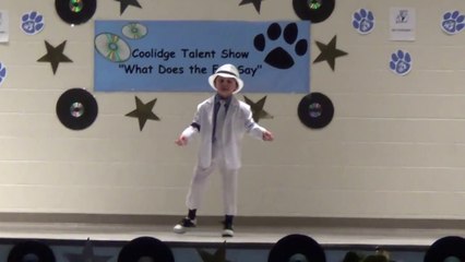 Télécharger la video: Cute and talented Toddler performs Michael Jackson dance at talent show