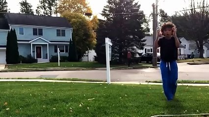 ce petit gamin de 10 ans va vous épater avec son incroyable saut