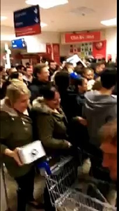 black friday shoppers fight
