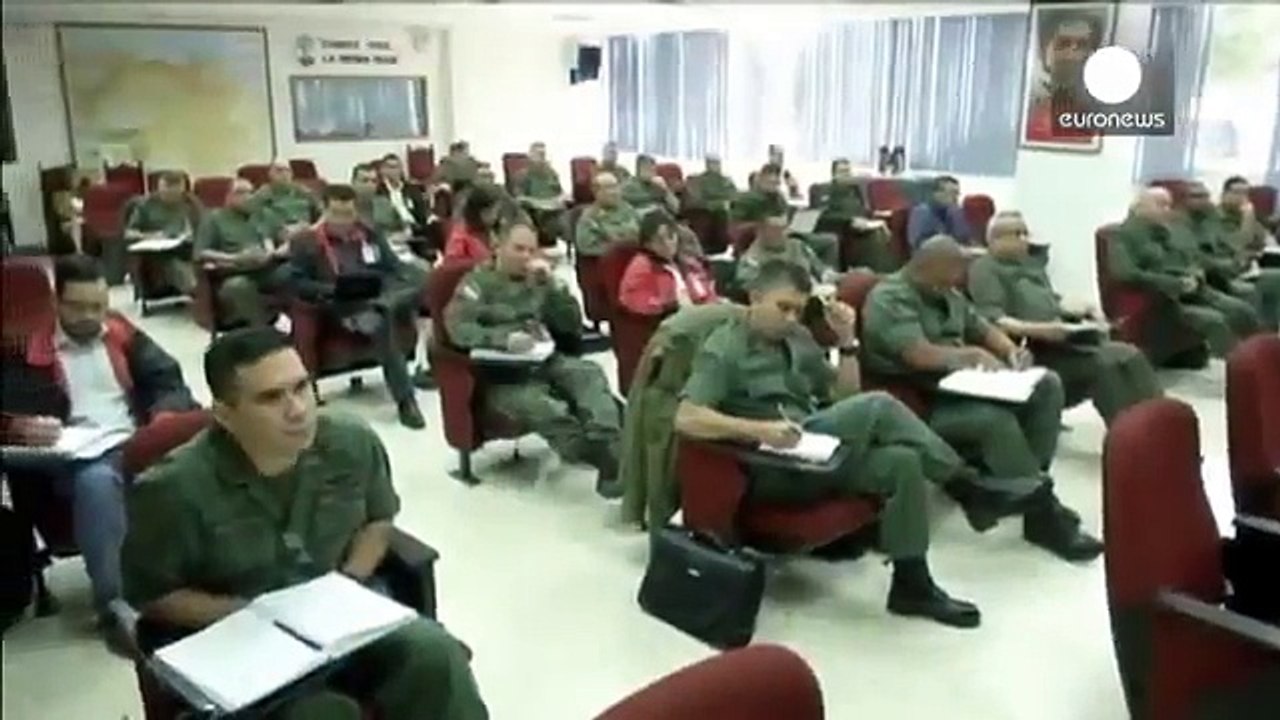 Un journaliste d’Euronews teste son micro en plein reportage sur Hugo Chavez