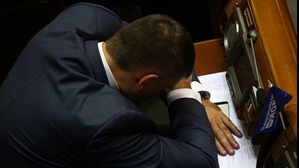 Экс-регионал вздремнул на открытии Рады