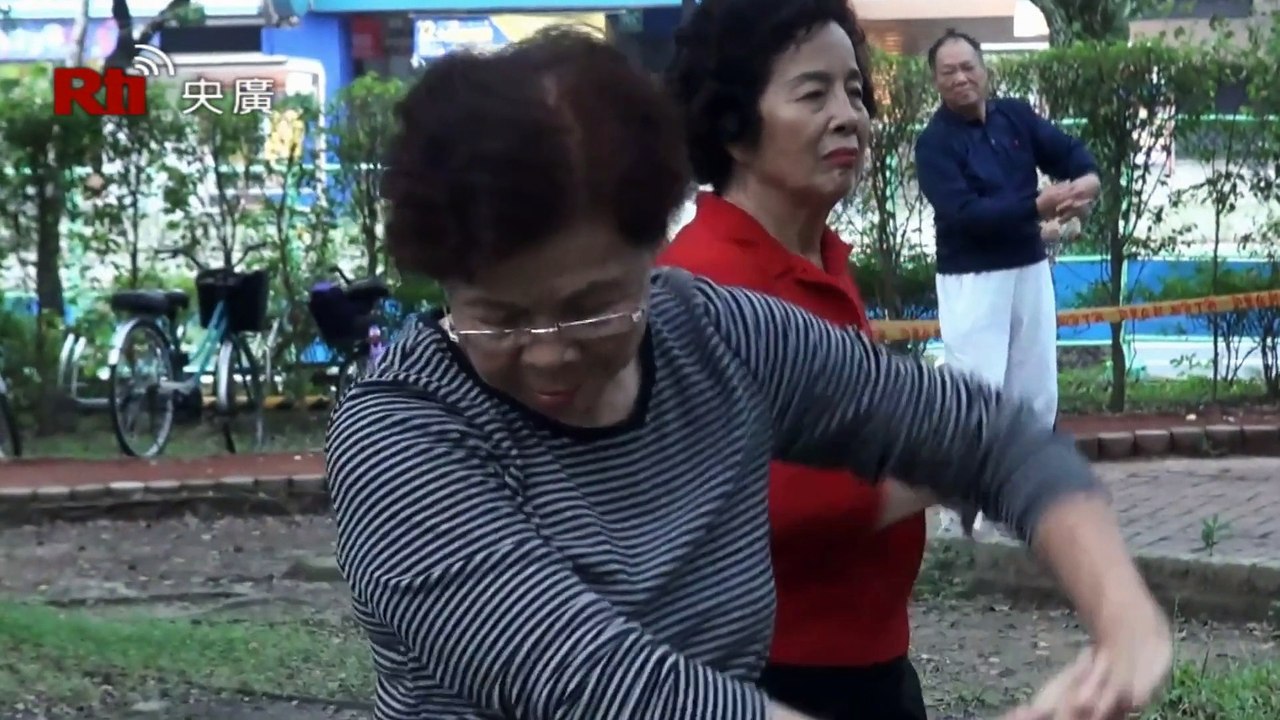 Gymnastik und Lachjoga im Park - Taipeis Parks am Morgen
