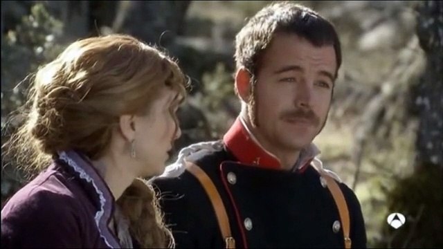 23 BANDOLERA Sara y Miguel charlan amigablemente